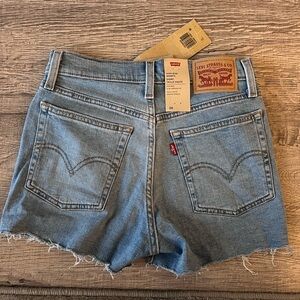 BNWT Levi’s light blue denim shirt!